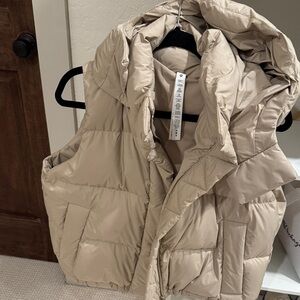 Lululemon wunderpuff Hooded Puffer Vest size 8 - Women Jackets & Coats
